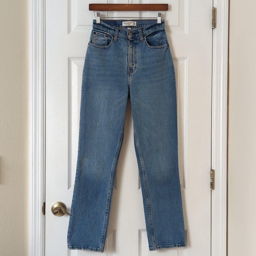 Abercrombie & Fitch Medium Wash 90s Straight Ultra High Rise Curve Love Jeans 24